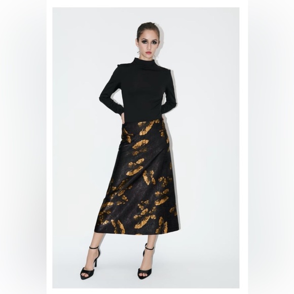 Zara Dresses & Skirts - PRINTED SKIRT ZW COLLECTION
MULTICOLORED